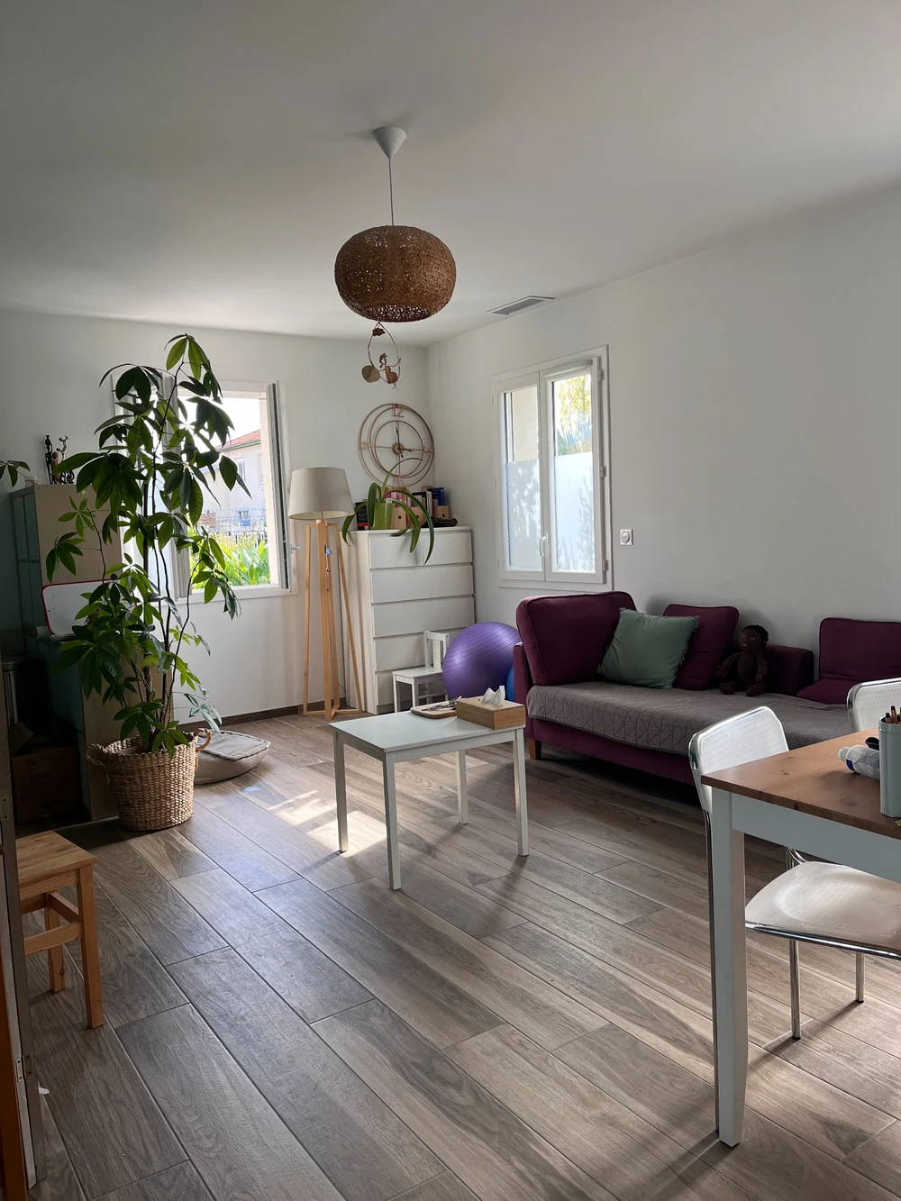 Espace d'accueil du cabinet de Constanza à Libourne, lumineux et aménagé avec un espace d'assise